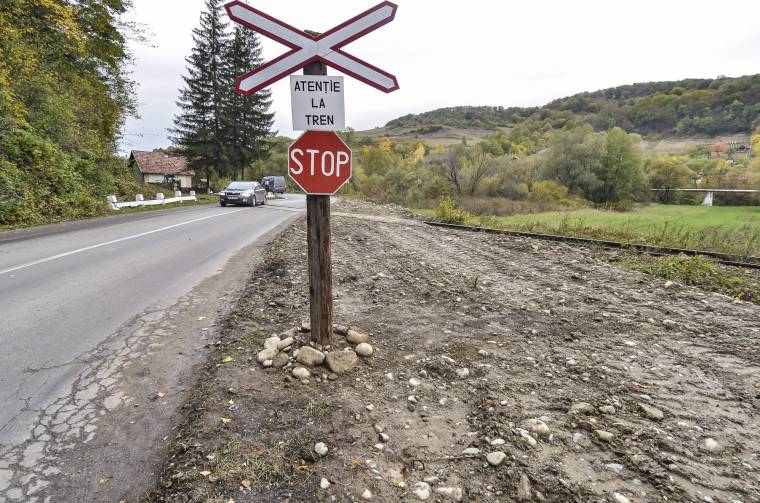 Vonat sodort el egy gépkocsit Szatmár megyében, egy személy megsérült