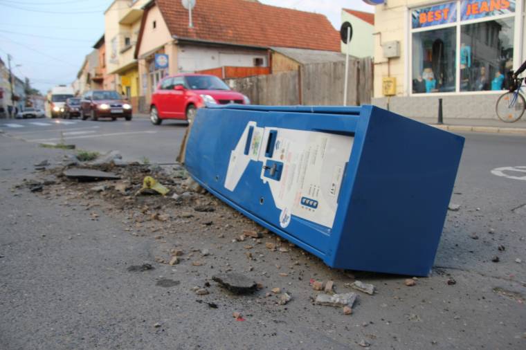 Megrongáltak egy parkolójegy-automatát