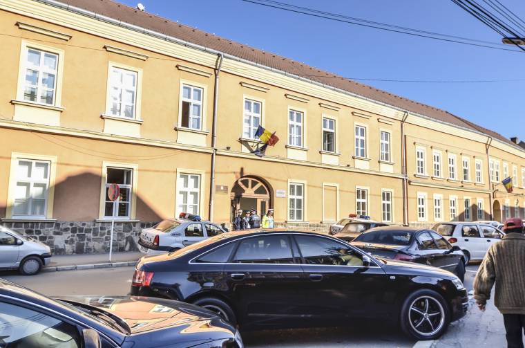 Azonosították azokat, akik savval öntöttek le autókat P.B.-ék felbujtására