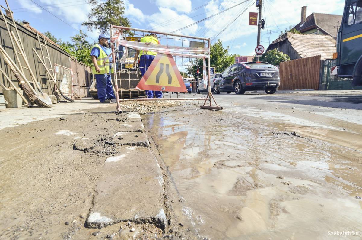 Csőtörés után. Minden szolgáltatónak meg kell oldania, hogy a tömbházon kívüli esetekre bármikor közbe tudjon lépni •  Fotó: Veres Nándor