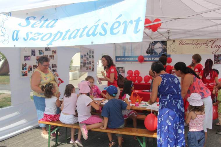 Felvonulás a csecsemők természetes táplálásáért