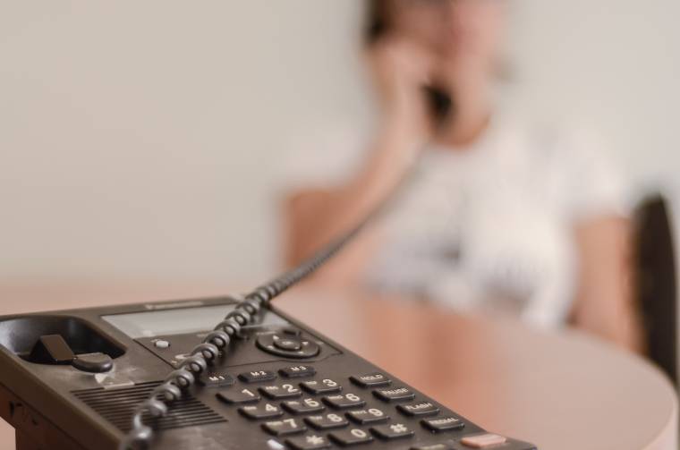 Nehéz azonosítani a telefonos csalókat