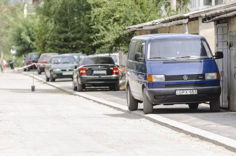 Új járda vagy parkolóhely?