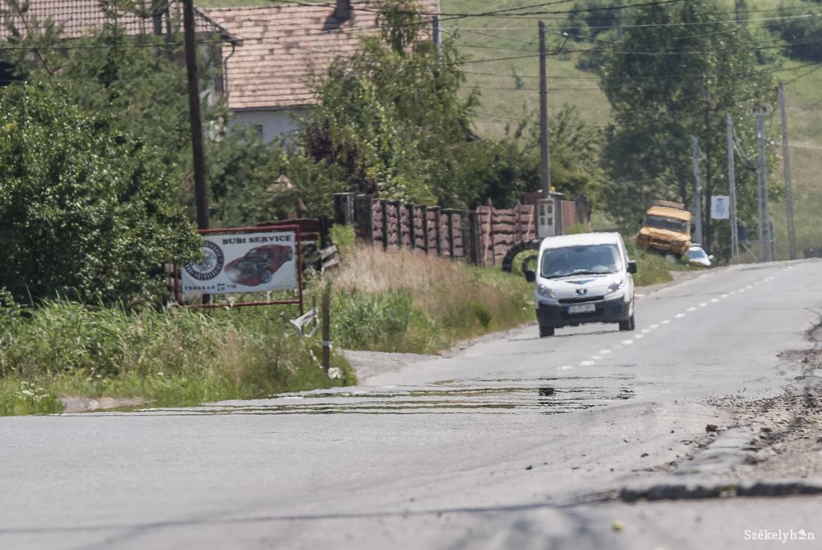 Közlekedés a kánikulában. Kiemelten figyelni kell az autóban tartózkodó gyerekekre. Illusztráció •  Fotó: Veres Nándor