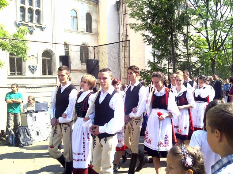 Elbúcsúztak a gimis ballagók