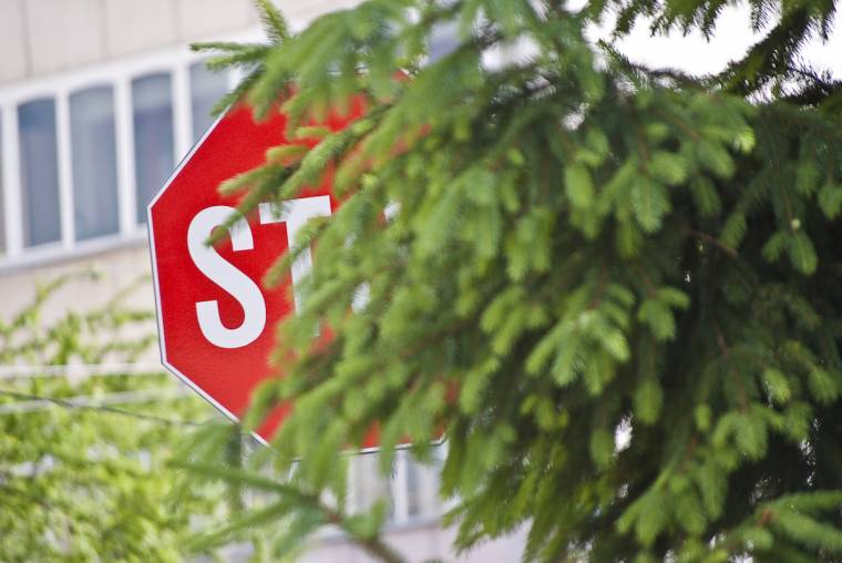 Számos sofőr hagyja figyelmen kívül a megállást és várakozást jelző táblákat – tennének ez ellen a rendőrök Marosvásárhelyen
