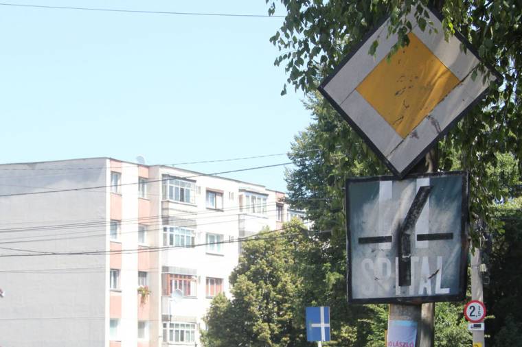 Újrahasznosított forgalmi tábla
