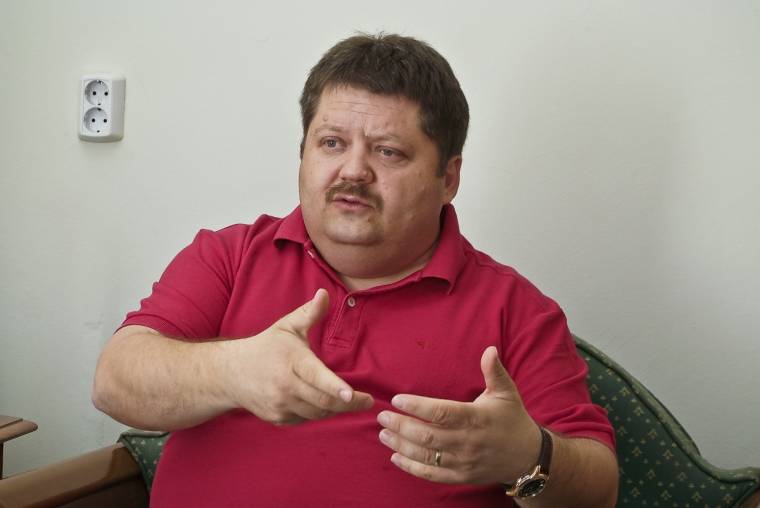 Szász Jenő visszalépett