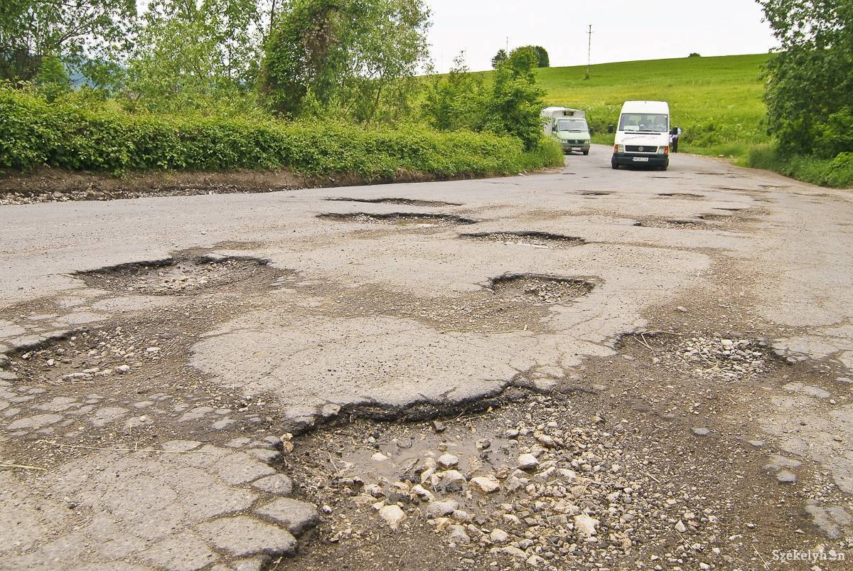 Kátyúk a 131-es jelzésű megyei úton egy 2012-ben készült felvételen. Nehéz terep •  Fotó: Veres Nándor