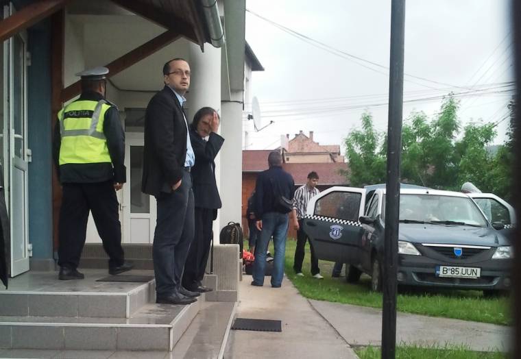Feltartóztatták a rendőrök az urnát szállító Lukács Csabát