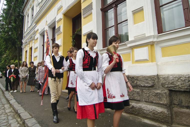 Elbúcsúztak iskolájuktól a végzős pedások