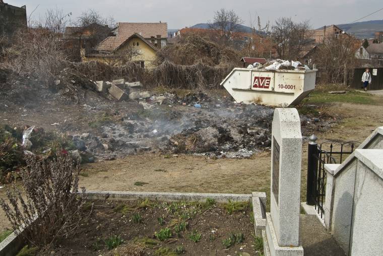 Ismét égettek a központi temetőben