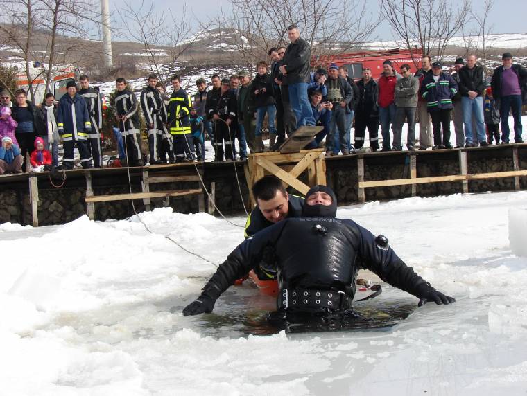 Ha szakad a jég a lábunk alatt