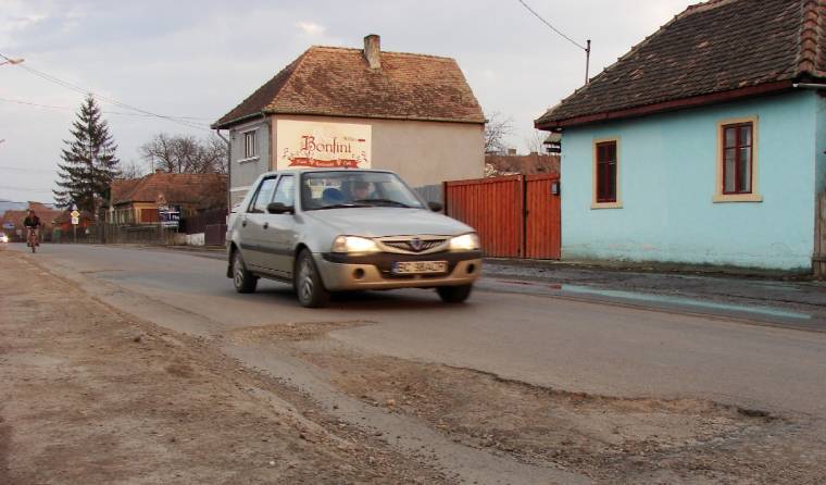 Kátyúsodik az új aszfaltréteg Keresztúron