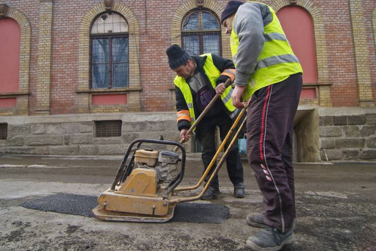 Útjavítások ideiglenes jelleggel, kényszermegoldással