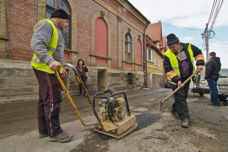 Tömik a kátyúkat Udvarhelyen