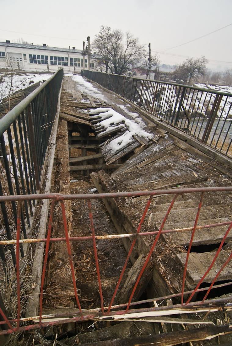 Bontják a tönkrement hidat