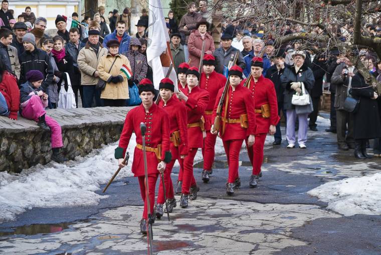 Péntek délutánonként újból darabont-őrségváltás