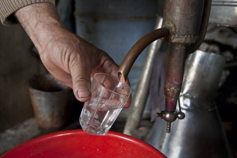 Teljes gőzzel üzemelnek a pálinkafőzők: kegyes csalással itthon is levédhető az egyik legjobb gyümölcspárlat, az erdélyi kisüsti