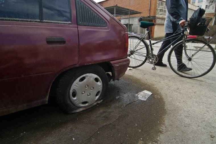 Bontóba az elhagyott autókkal!