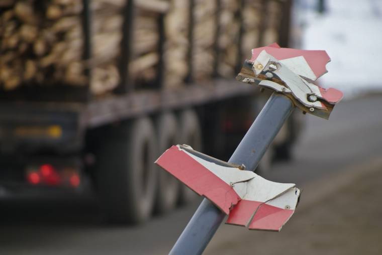 Fogyatkoznak az út menti jelzőtáblák