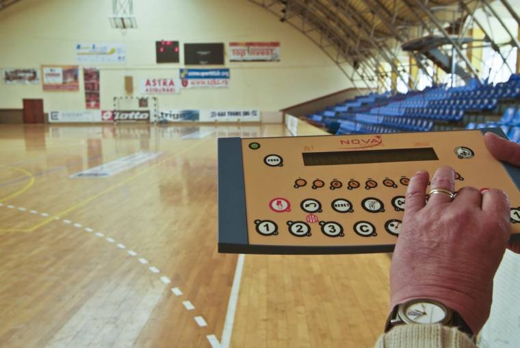 Ráncfelvarrás az udvarhelyi sportcsarnokban