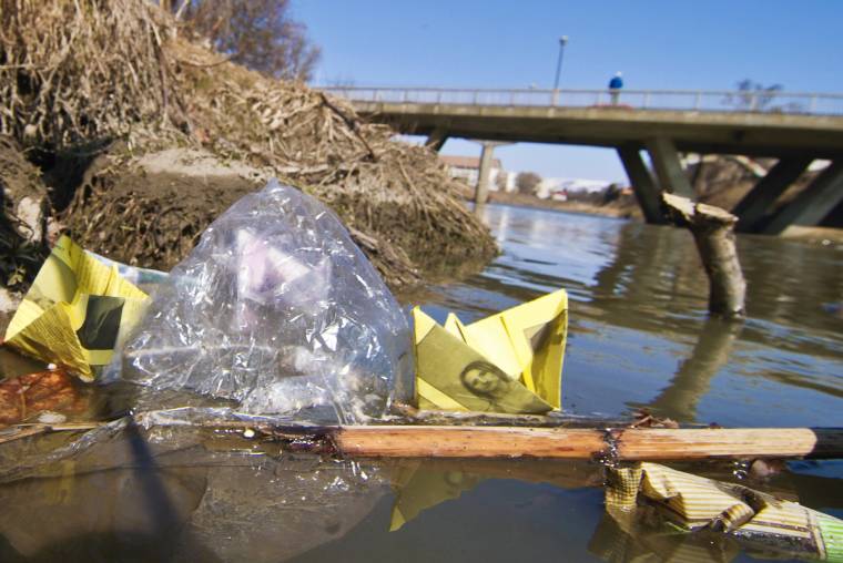 Szelektív szemetelés a vízpartokon