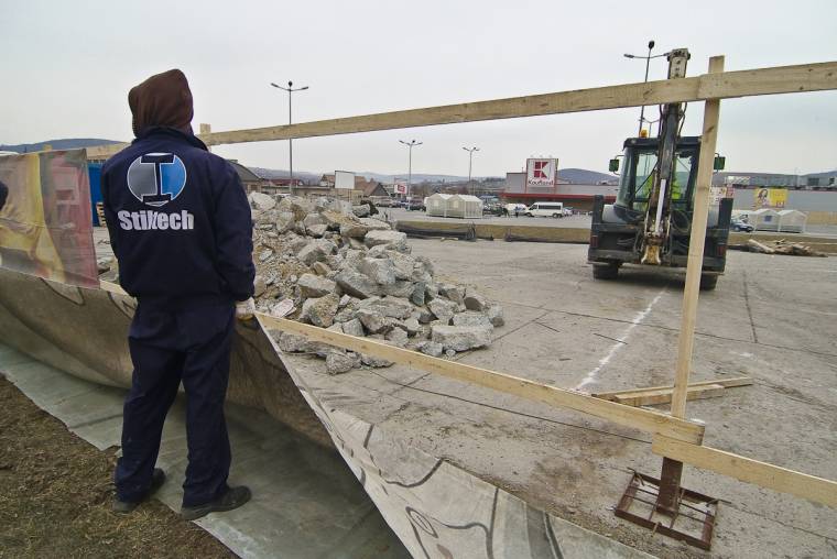 Benzinkút épül a Kaufland előtt