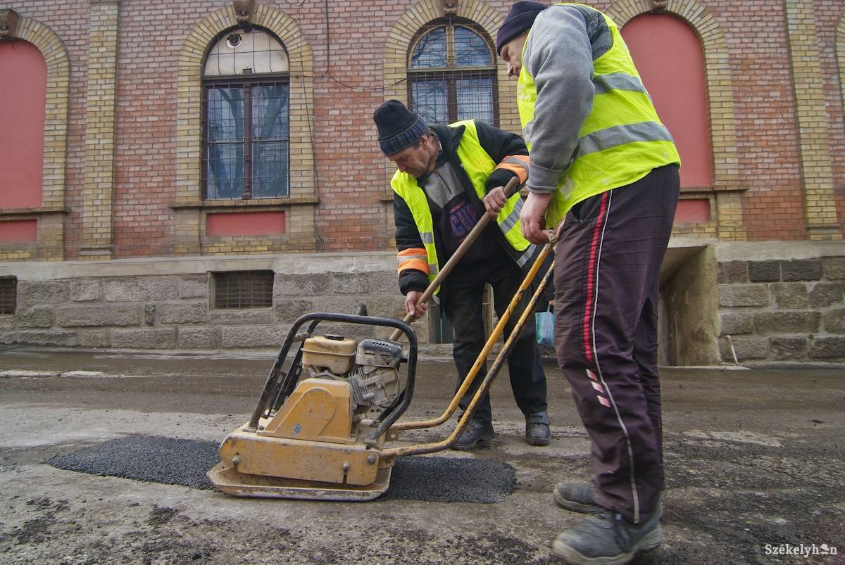 A hidegaszfalt bedolgozása egyszerű. Gyors, de kevésbé tartós megoldás a kátyúk eltüntetésére. •  Fotó: Veres Nándor