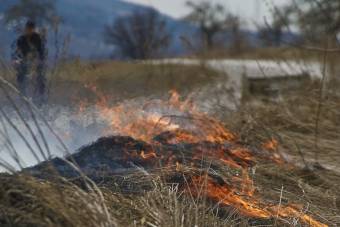 Két helyszínen is kigyúlt a száraz növényzet vasárnap délután