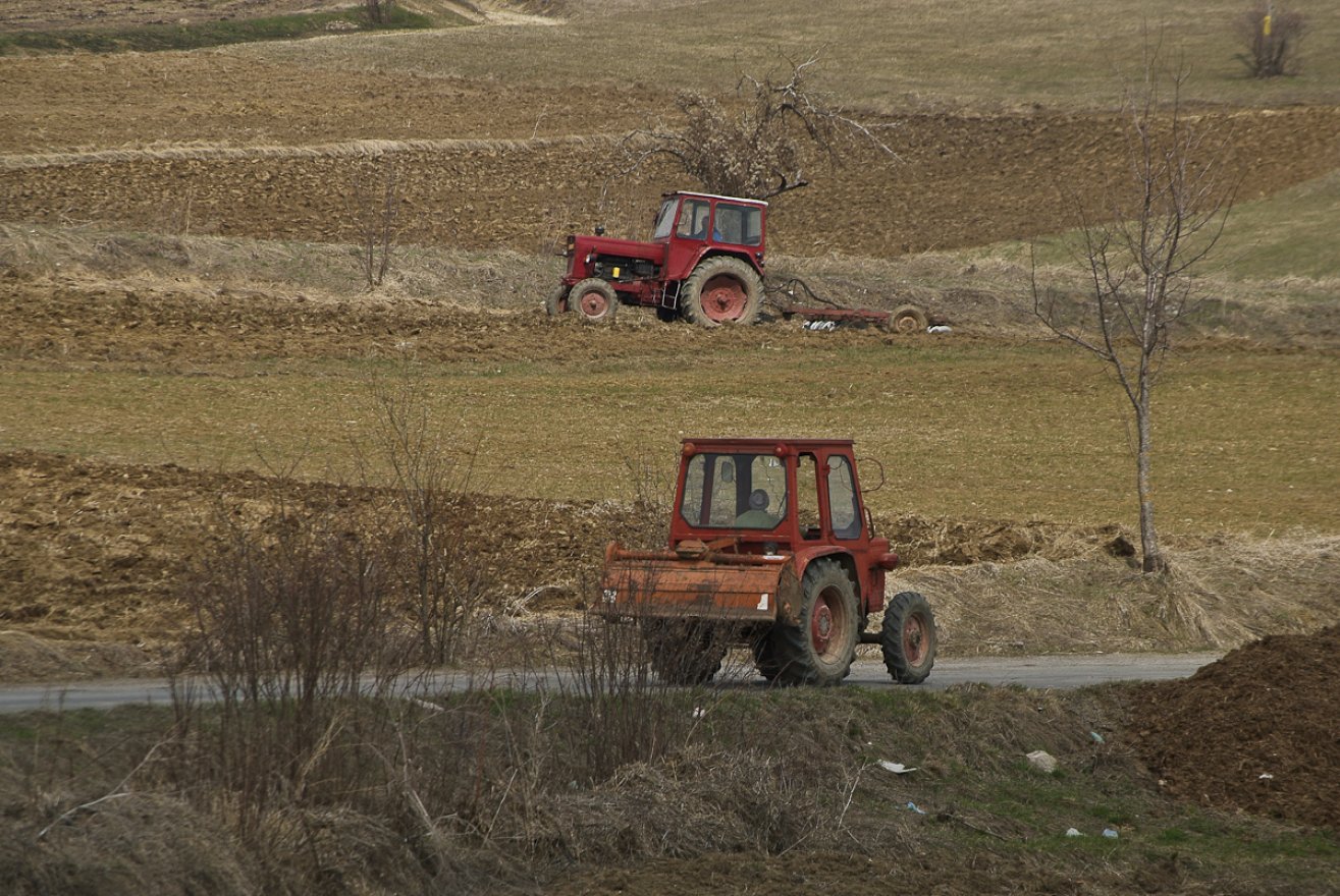 Feltakarítják a traktor után a sarat az aszfalton, de a gazdának kell kifizetnie