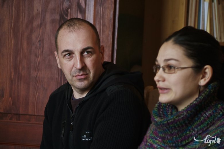 Miklós Levente könyvkereskedő (balról) a Gyűlölet című regényt olvasta legutóbb •  Fotó: Veres Nándor