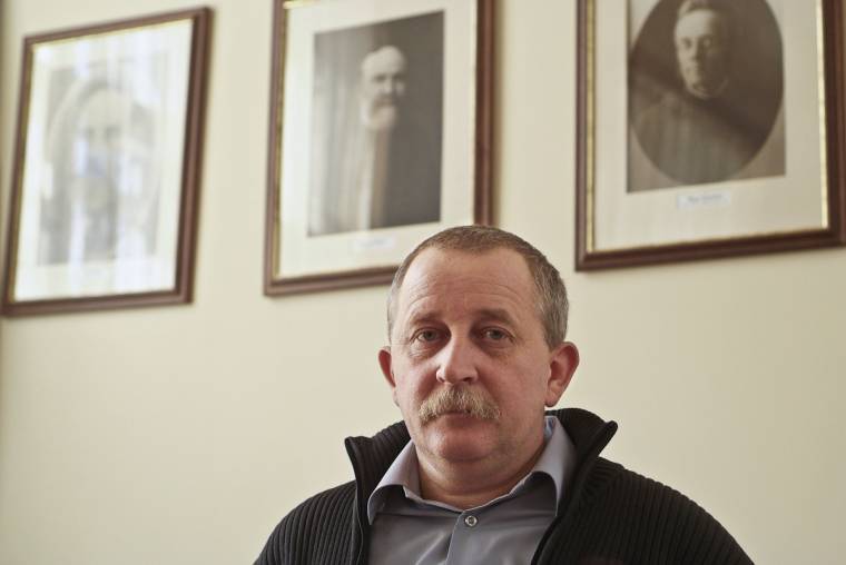 Falinaptár miatt hallgatták ki az igazgatót