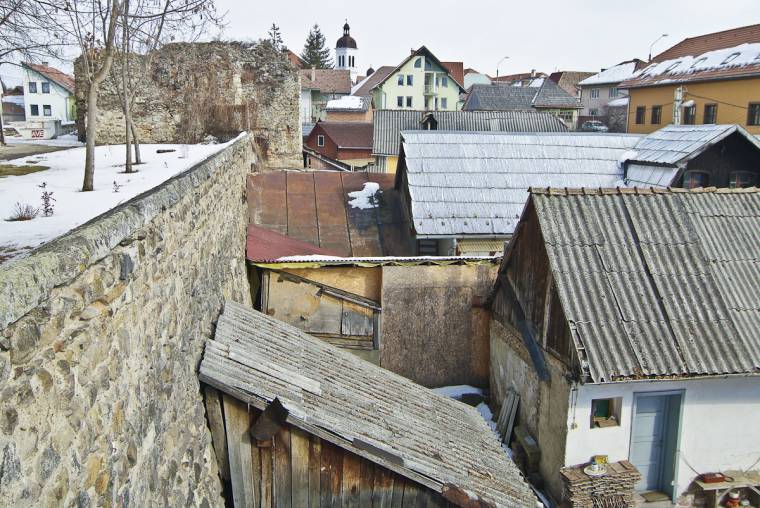 „Parazitaépületek” állják útját a várfalak restaurálásának