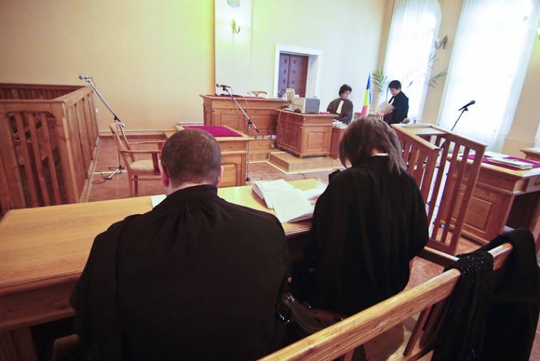 Újból tárgyalóteremben a bántalmazók