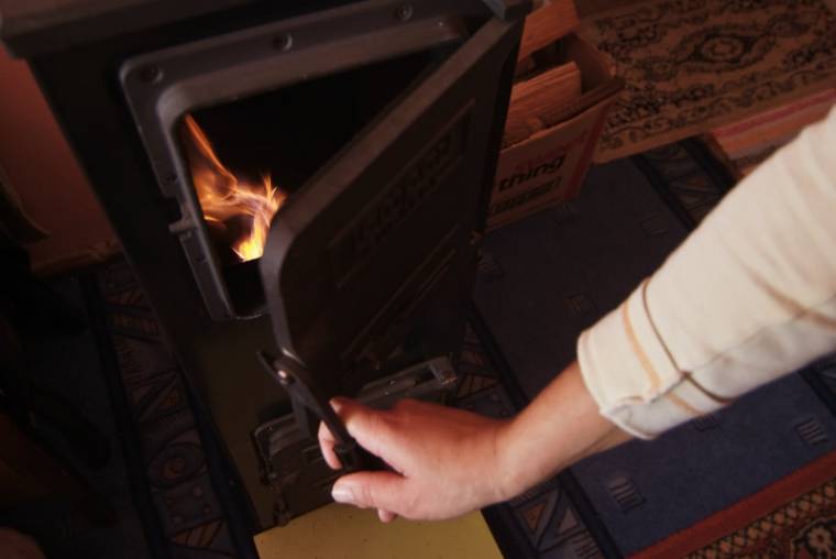 Szatyorral hordják a tűzifát a negyedikre