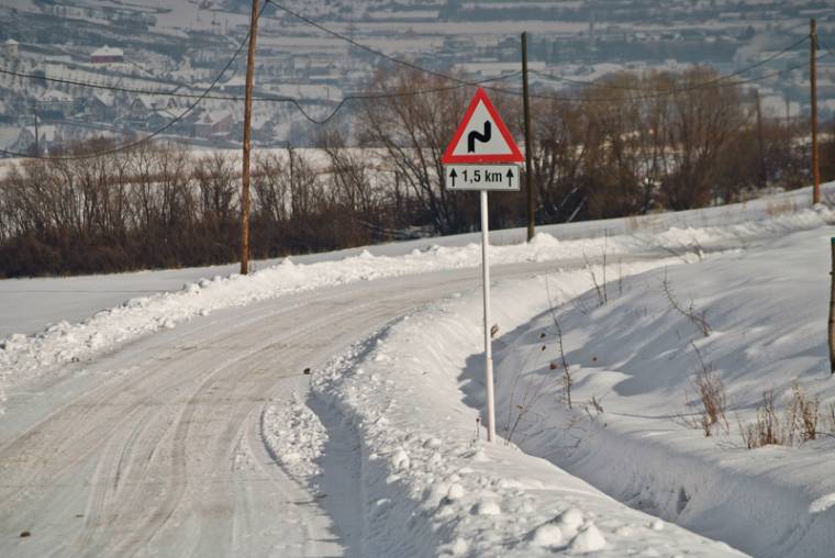 Autó után kötötték a szánkókat, baleset lett a vége