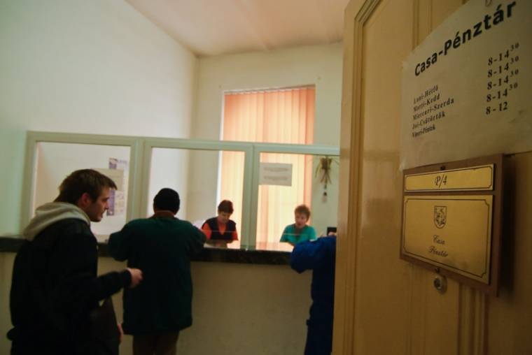 Adófizetés: egyelőre marad a sorban állás