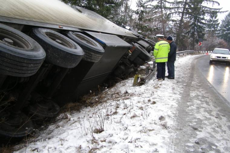 Felborult egy teherautó Homoródfürdőn