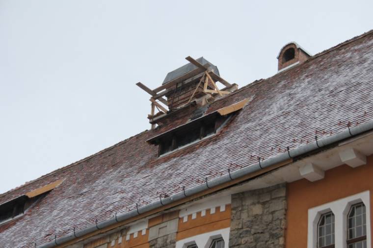 Leesett a tetőről, életét vesztette