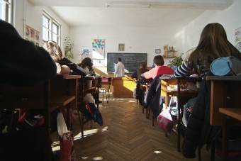 Bércsökkentéstől tartva forronganak a tanügyi szakszervezetek