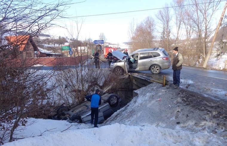 Patakba borult egy autó Szejkefürdő mellett