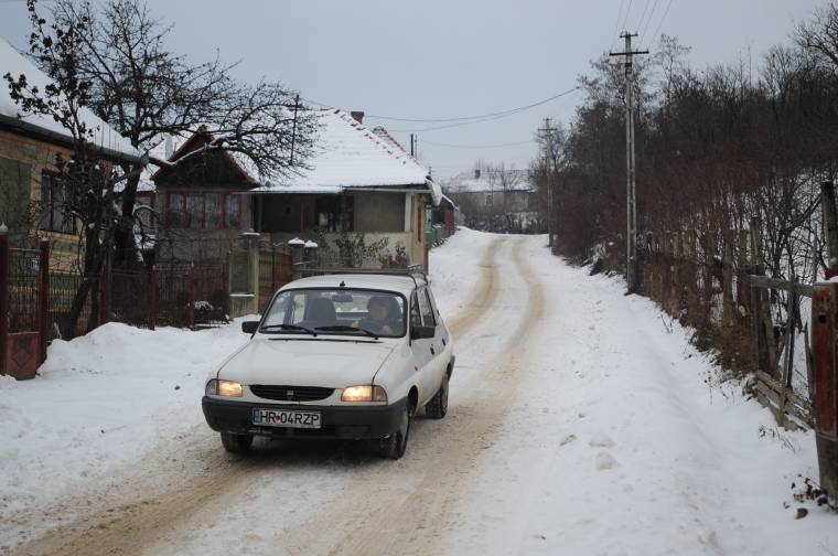 Folyamatosan tisztítják Udvarhelyszék megyei útjait