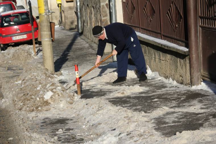 Szabálytalan az útra hányni a havat