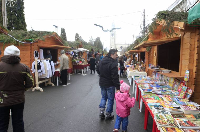 Karácsonyra hangolnak a vásáron