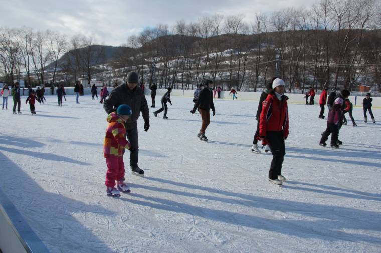 Épül a korcsolyapálya