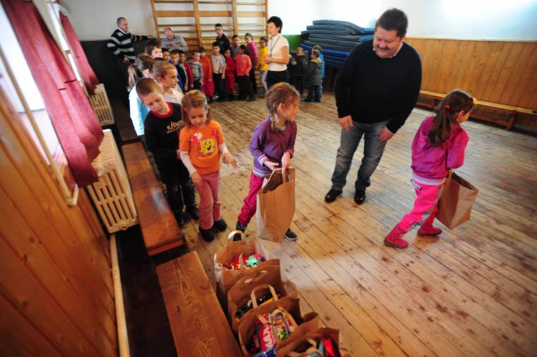 Alig bírták el az ajándékcsomagot