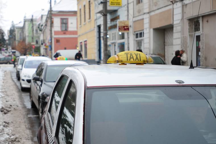 Megüresedett helyekre pályázhatnak a taxisok