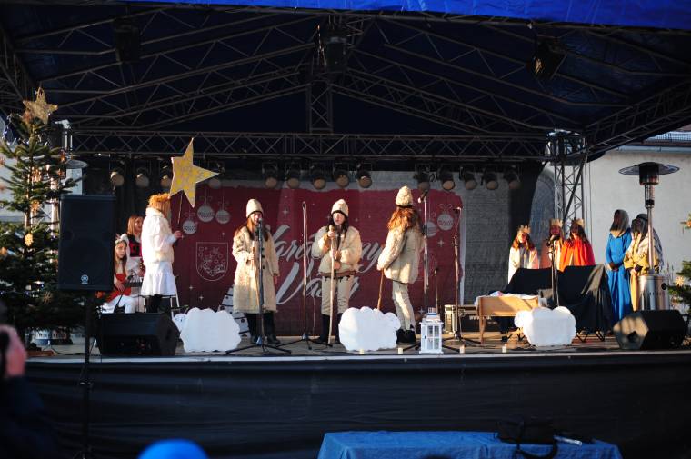 Hagyományt ápolva örvendeztetnek és segítenek