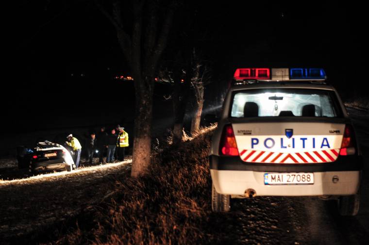 Kivilágítatlan szekérbe rohant az autó